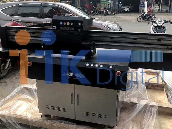 Máy in UV khổ 1m6 thường được sử dụng trong ngành in ấn, quảng cáo