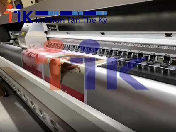 Máy in decal bạt khổ nhỏ tạo ra sản phẩm in chất lượng