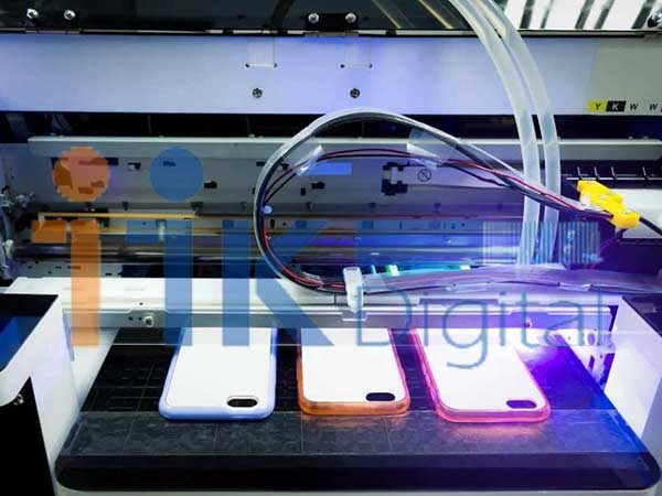 Máy in UV ốp điện thoại sử dụng công nghệ in UV